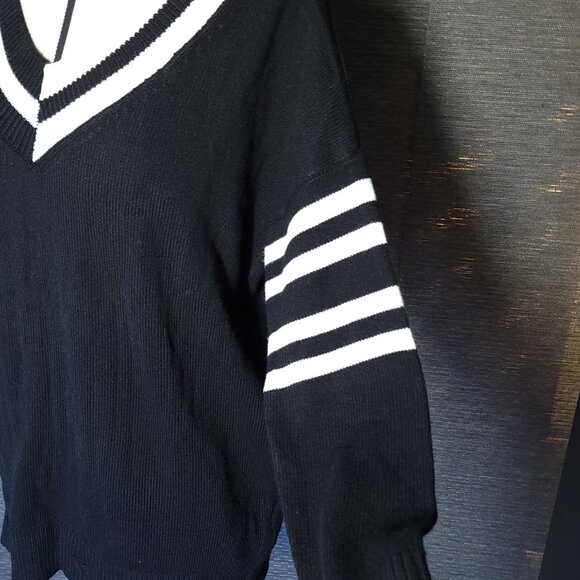 Black and White V-neck oversized distressed sweater - Picture 2 of 11